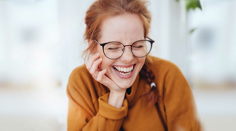 Abbildung einer jungen Frau mit einem perfekten Lachen