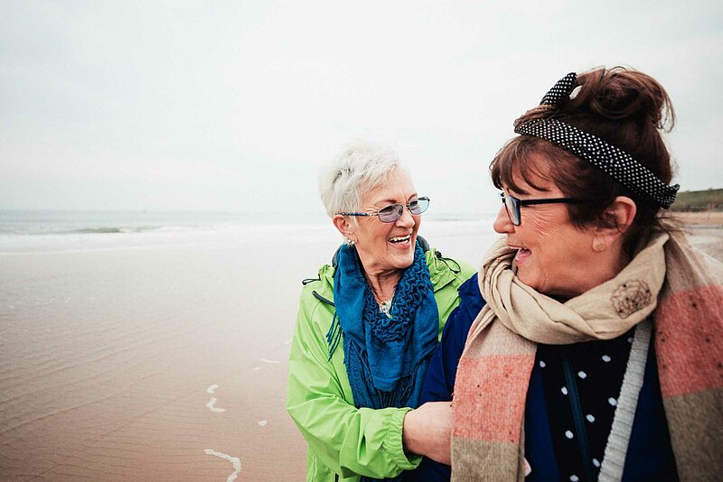 zwei ältere Damen am Strand