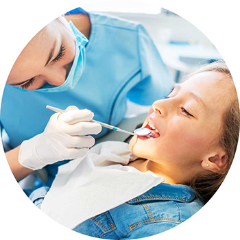 Kleines Mädchen bei der halbjährigen Zahnkontrolle durch Zahnarzt